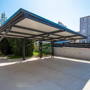 https://city-life-with-free-parking.pula-hotels.org